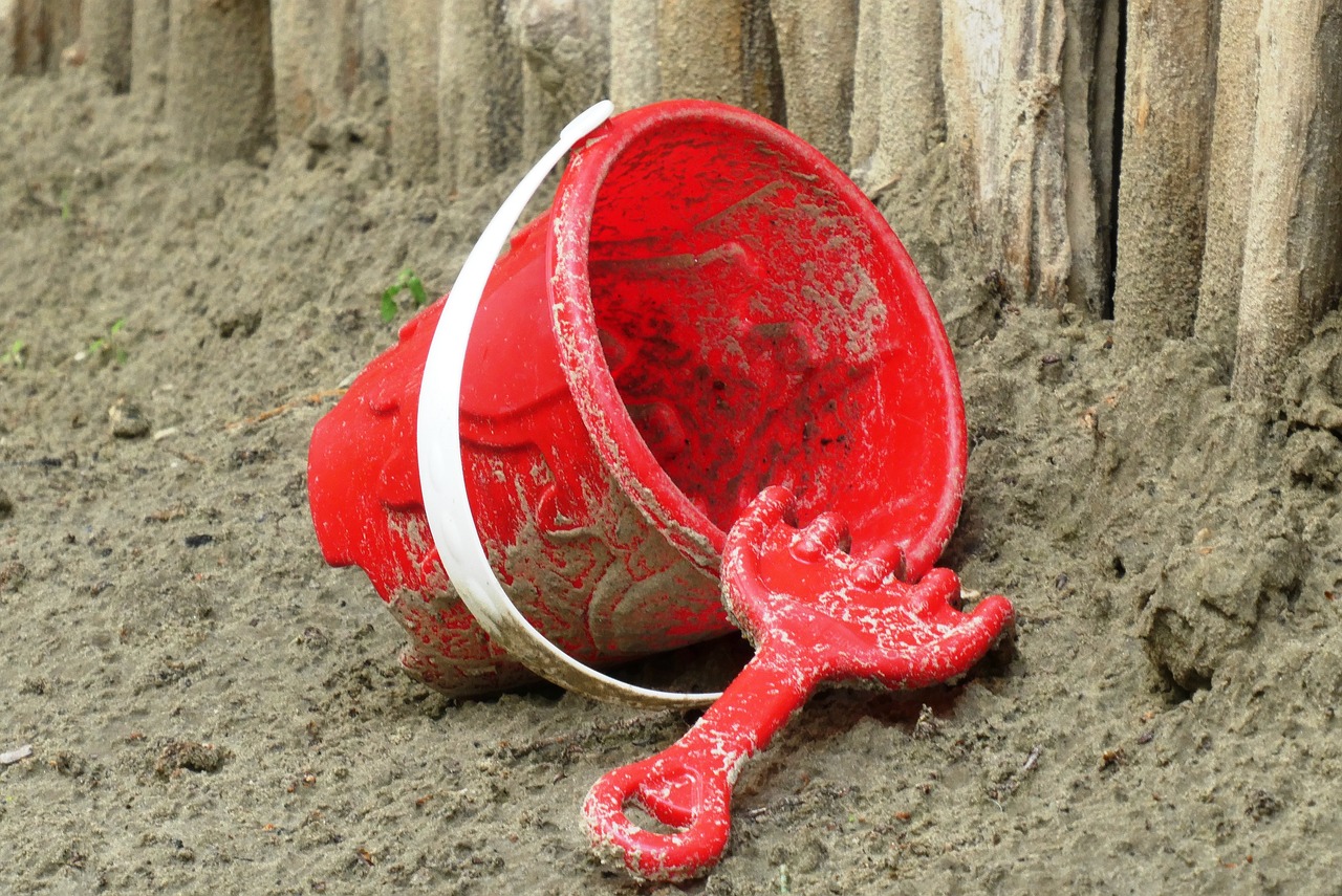 toys, sand, bucket-4704878.jpg